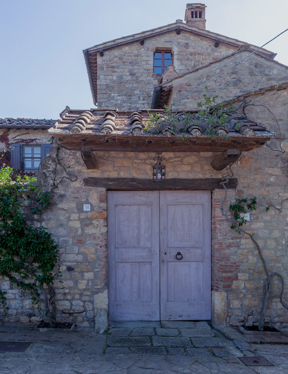 Antica casa in pietra nel paesaggio toscano